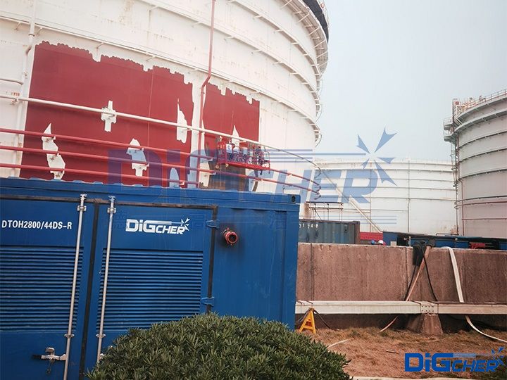 德高潔磁吸附儲罐除銹爬壁機(jī)器人超高壓泵站